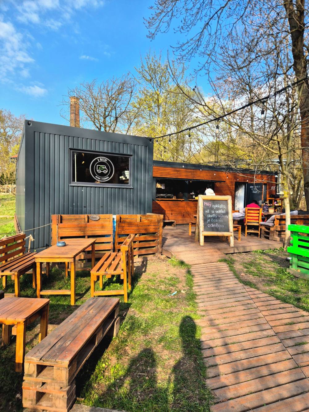 Bistro U Matchy — kontejner a posezení z palet